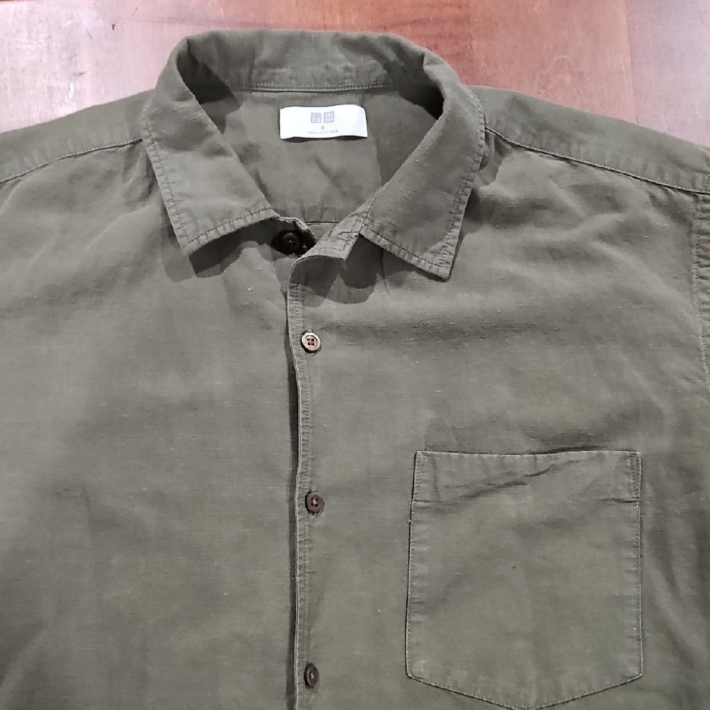 Uniqlo Men's Casual Olive Button Down Shirt